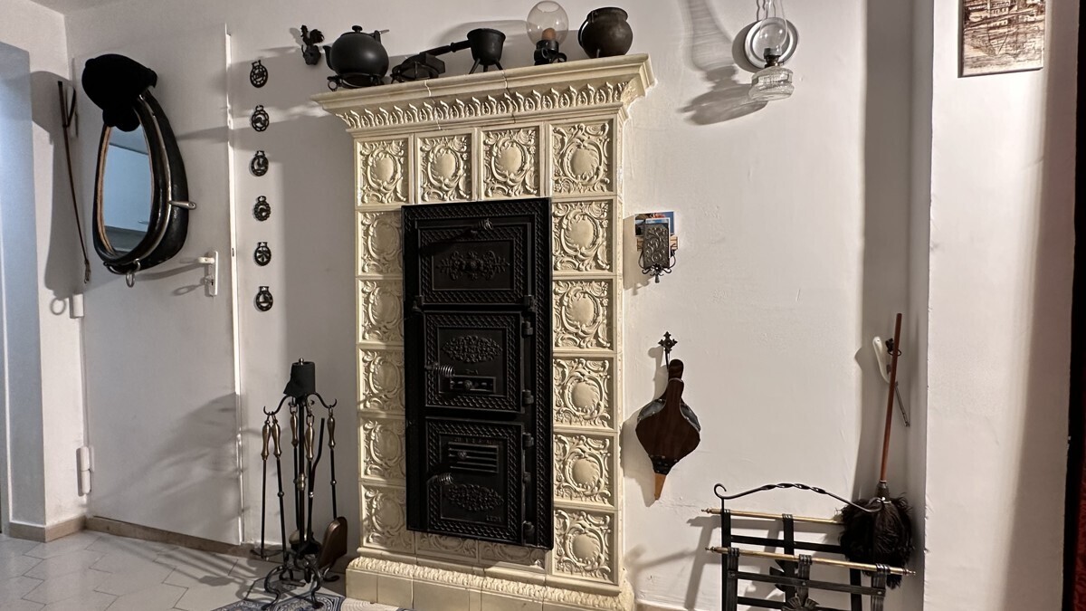 Kachelofen im UG Flurseite