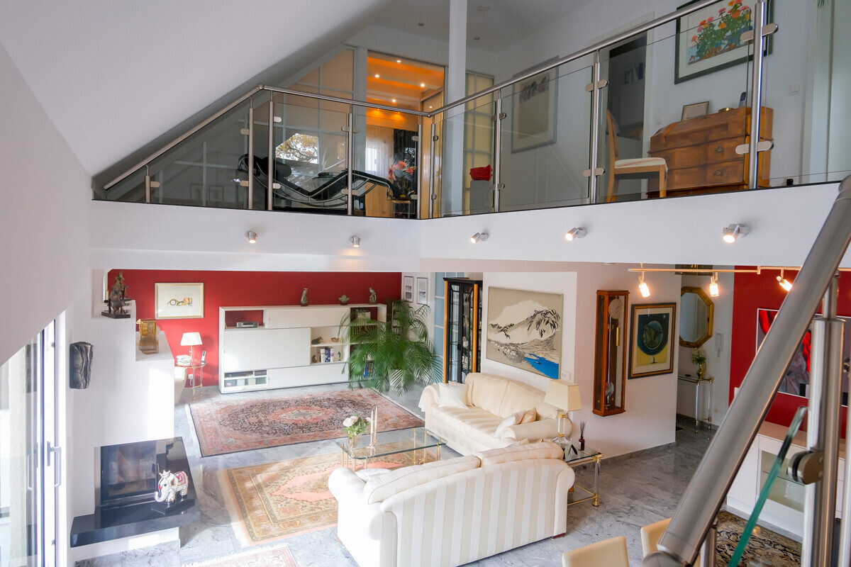 Blick von der Treppe in den Wohnraum