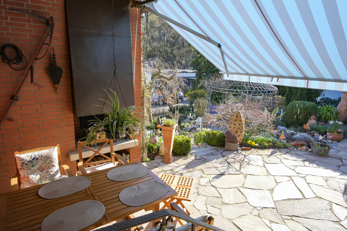 Terrasse mit Außenkamin