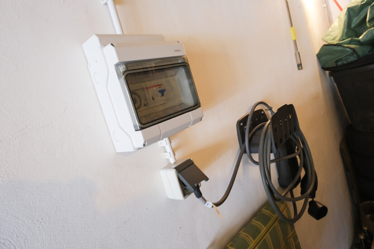 Garage-Stromanschluss für Hybridfahrzeug