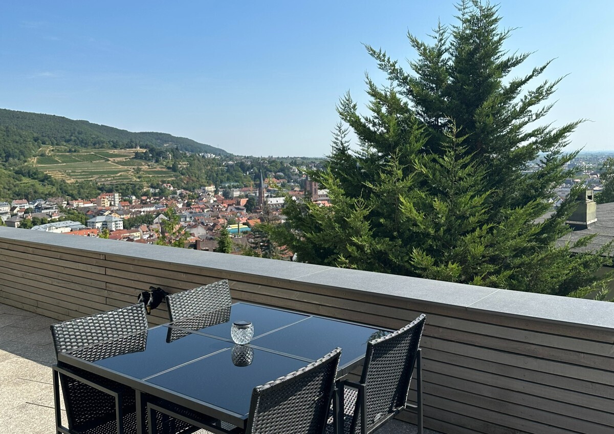 Kernsanierte 4 Zimmerwohnung mit wunderschönen Ausblick