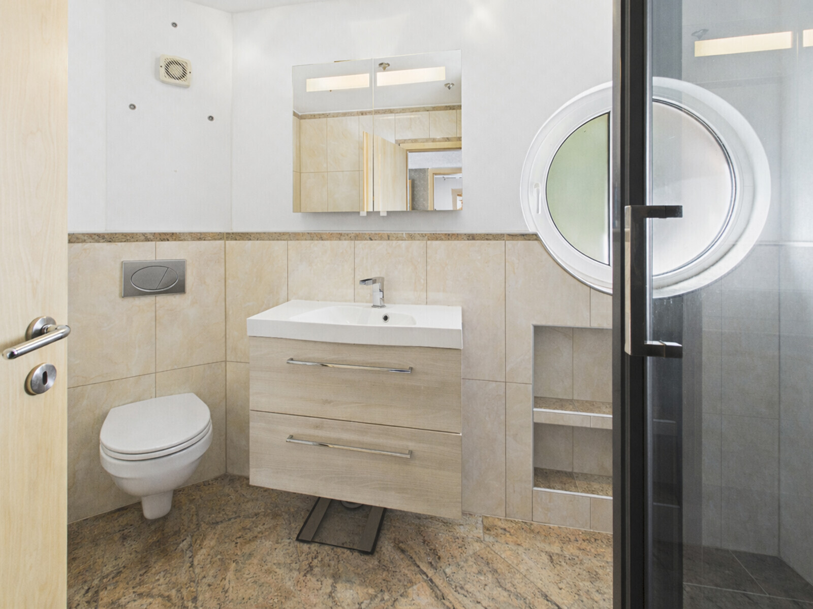 Badezimmer Hauptwohnung