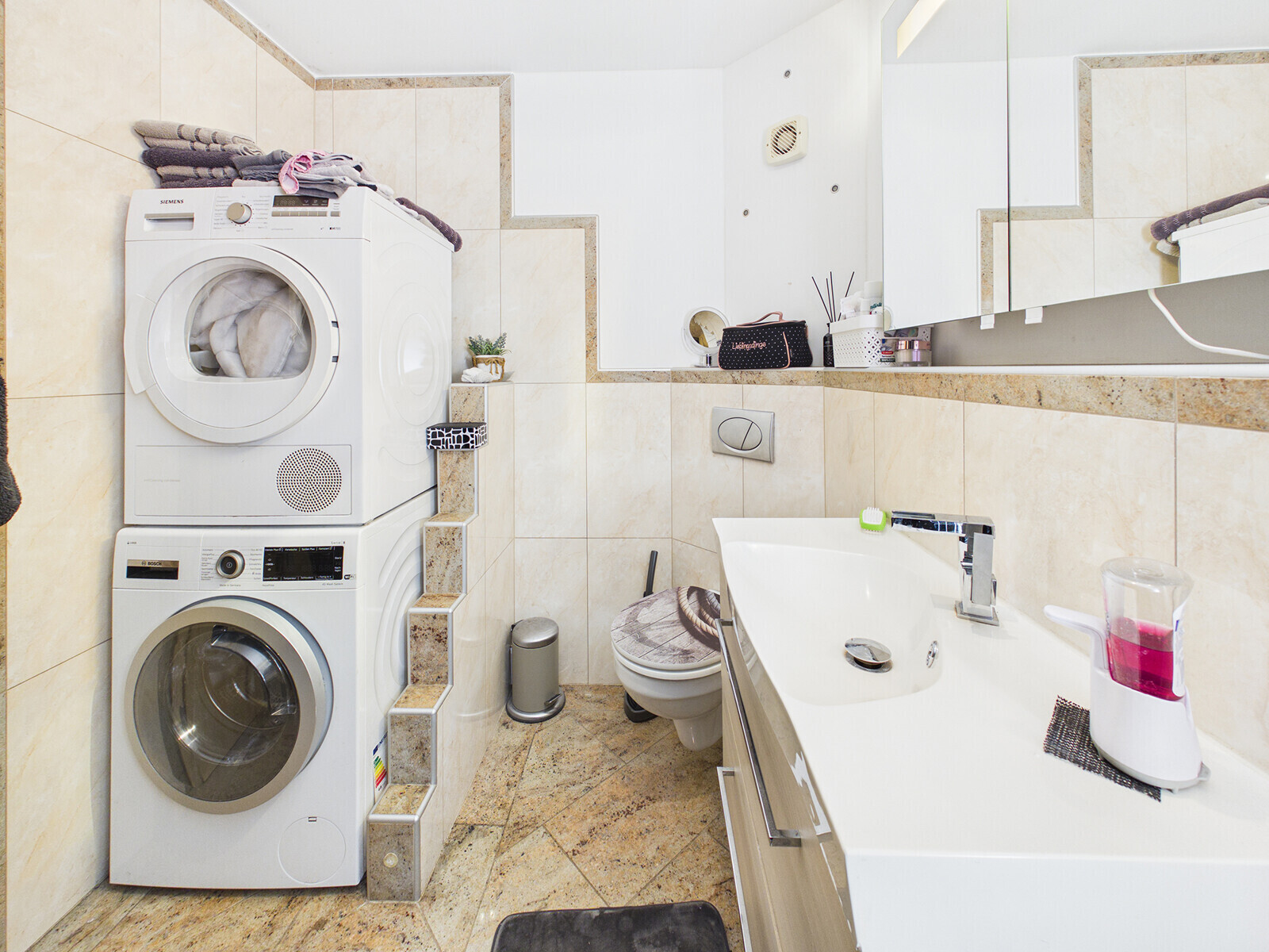 Badezimmer Hauptwohnung