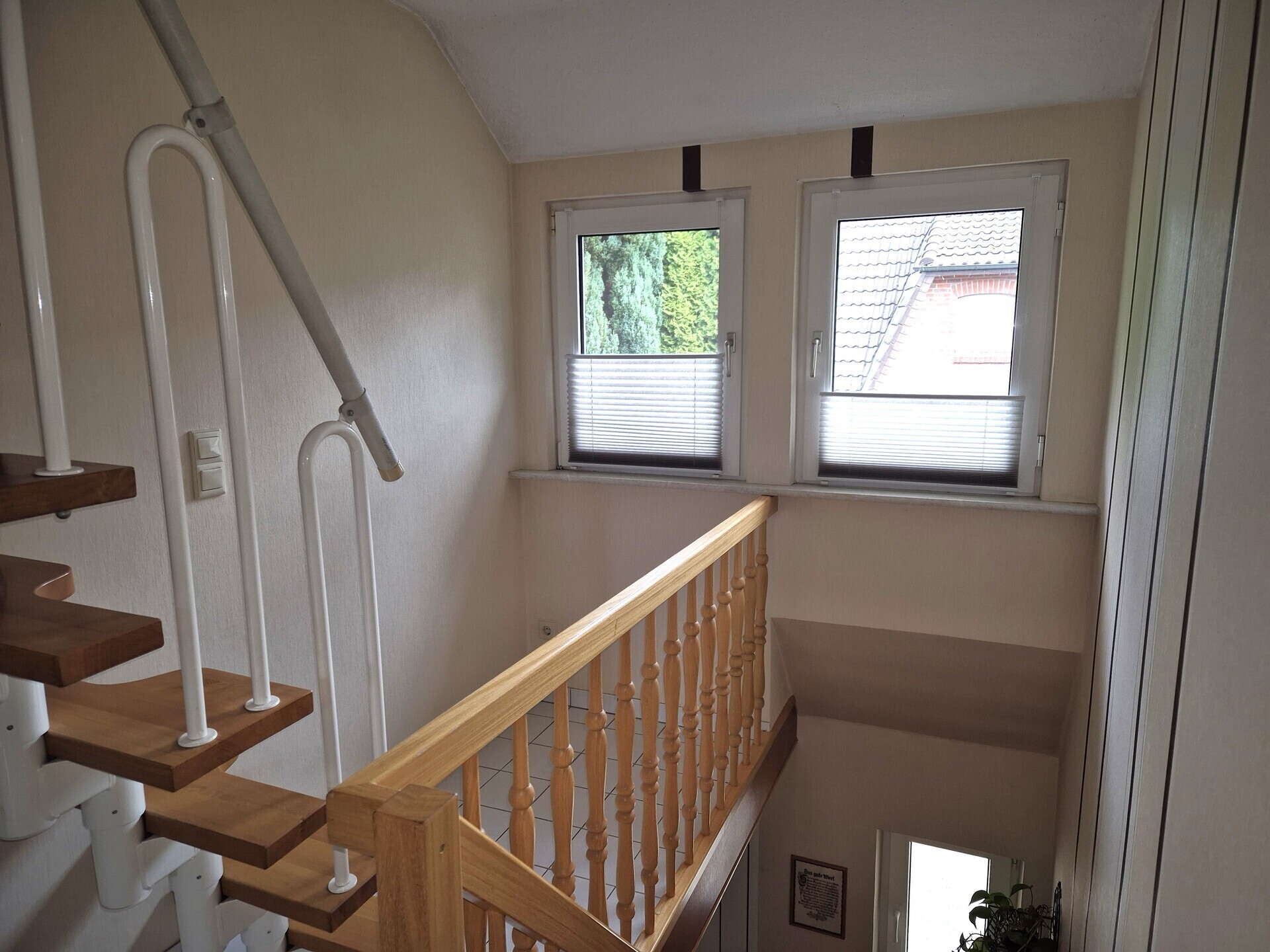 Treppenhaus m. Treppe zum Spitzboden