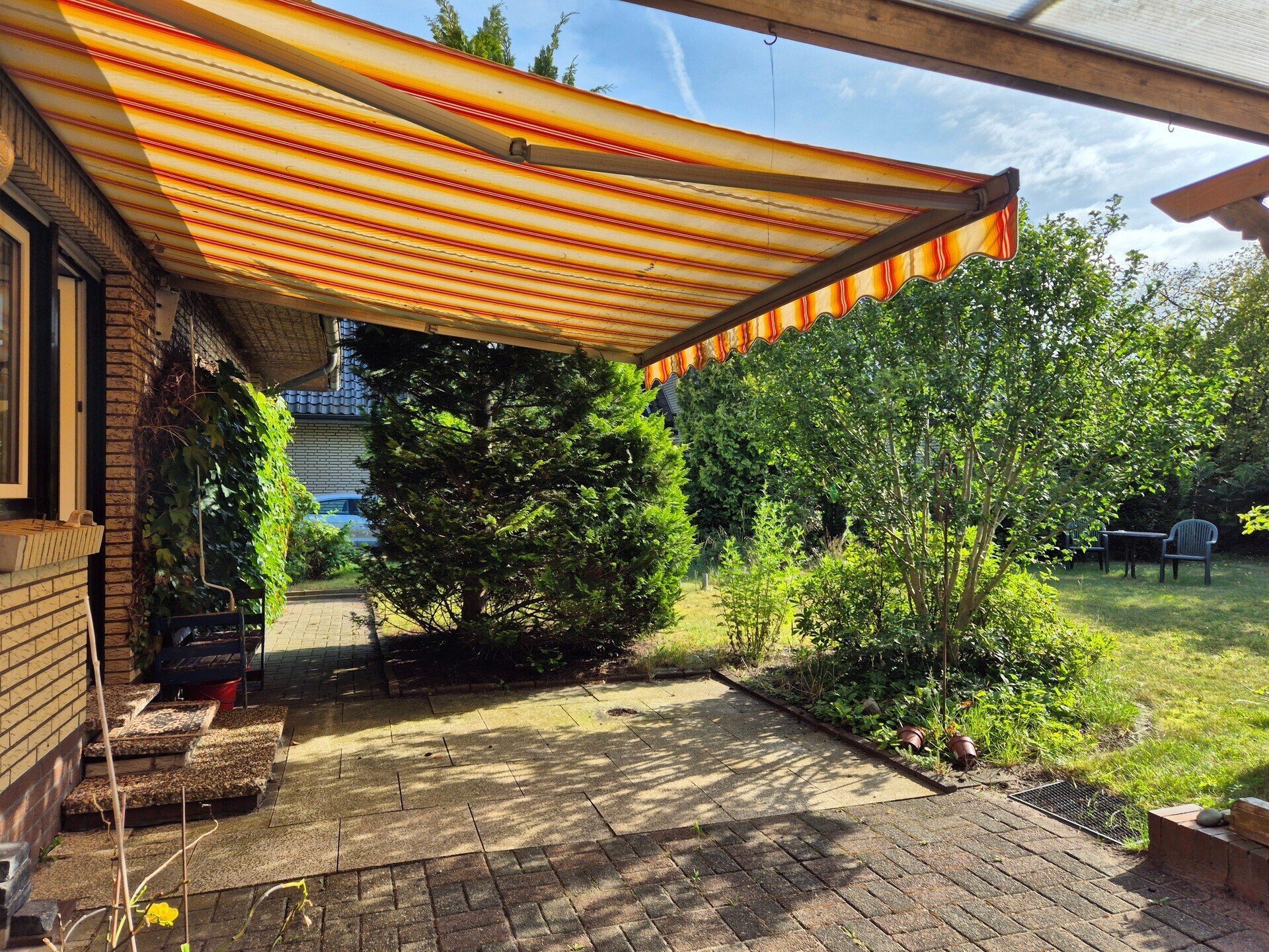 überdachte Terrasse u. Markise beim Nebeneingang der Küche