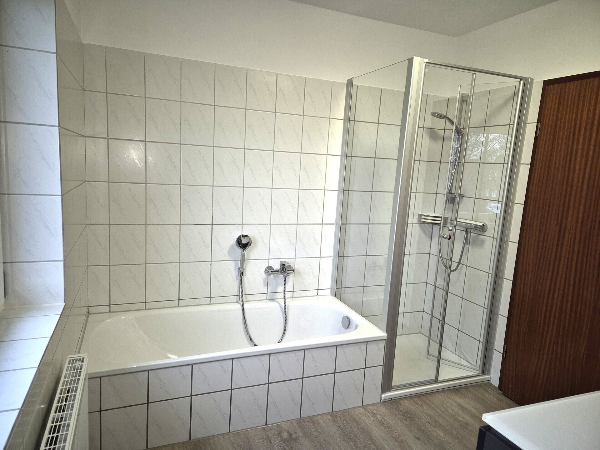 Bad m. Dusche u. Wanne