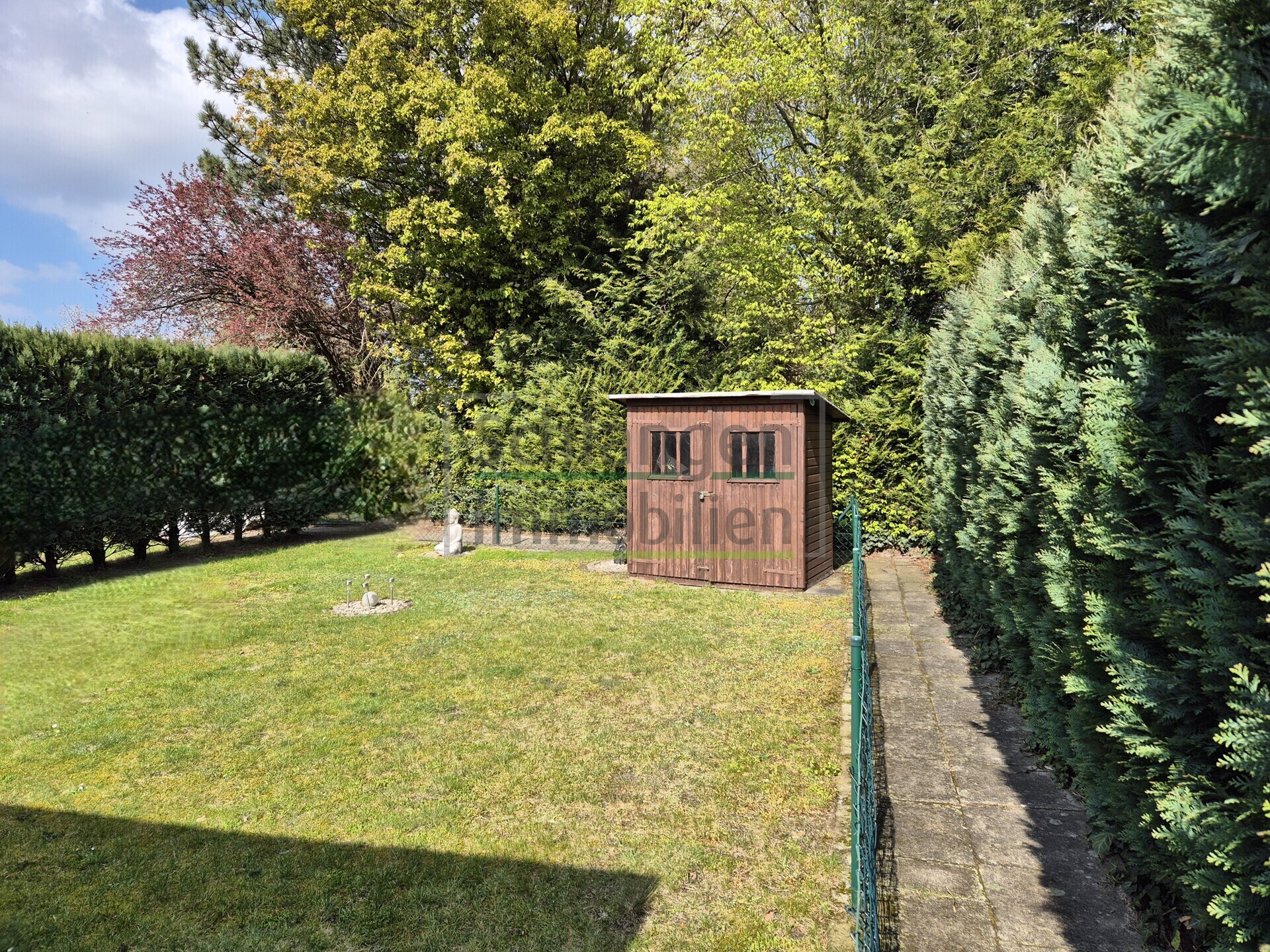 REH rechts Gartenhaus