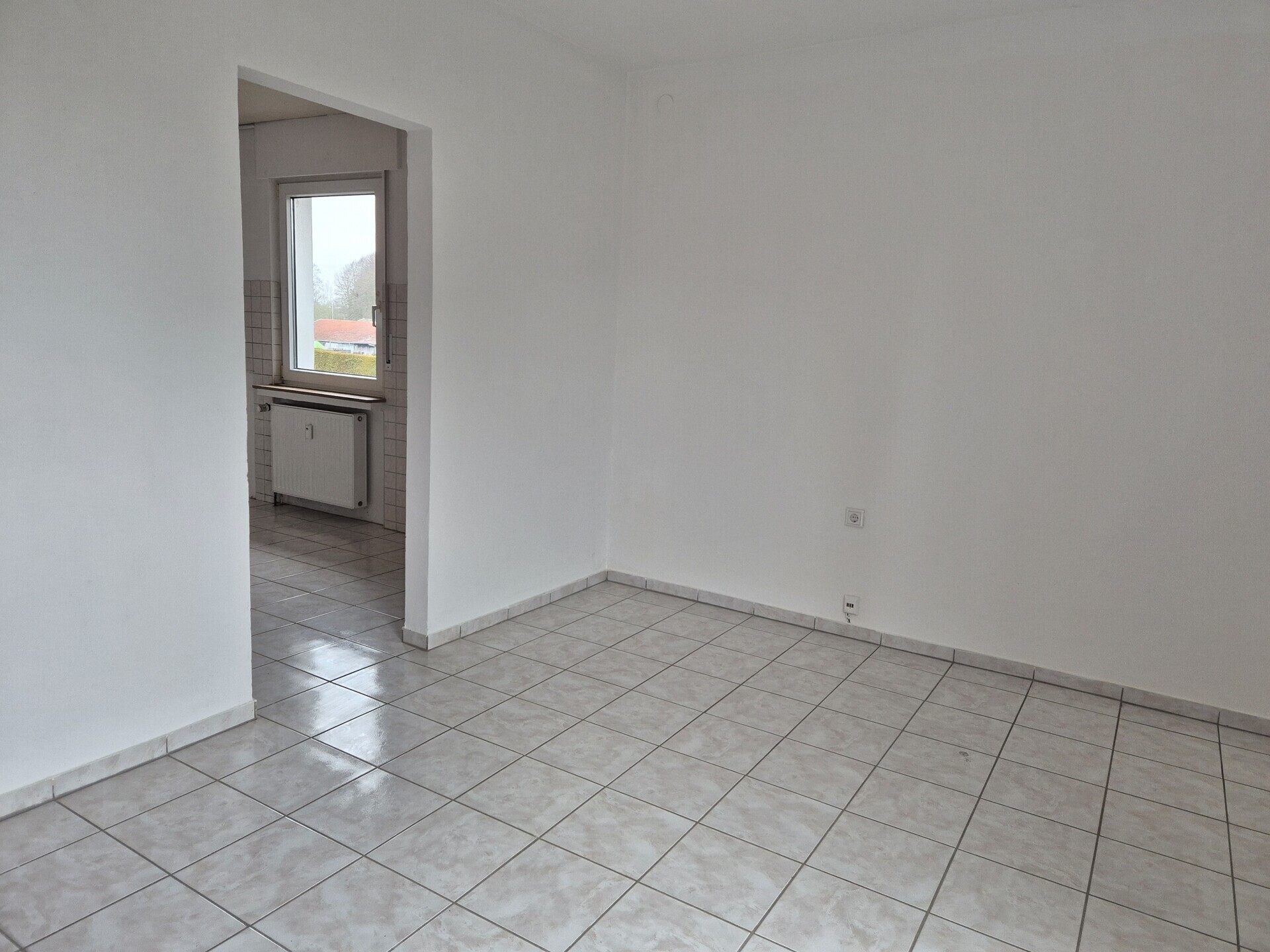 Wohn-Esszimmer direkt an Küche