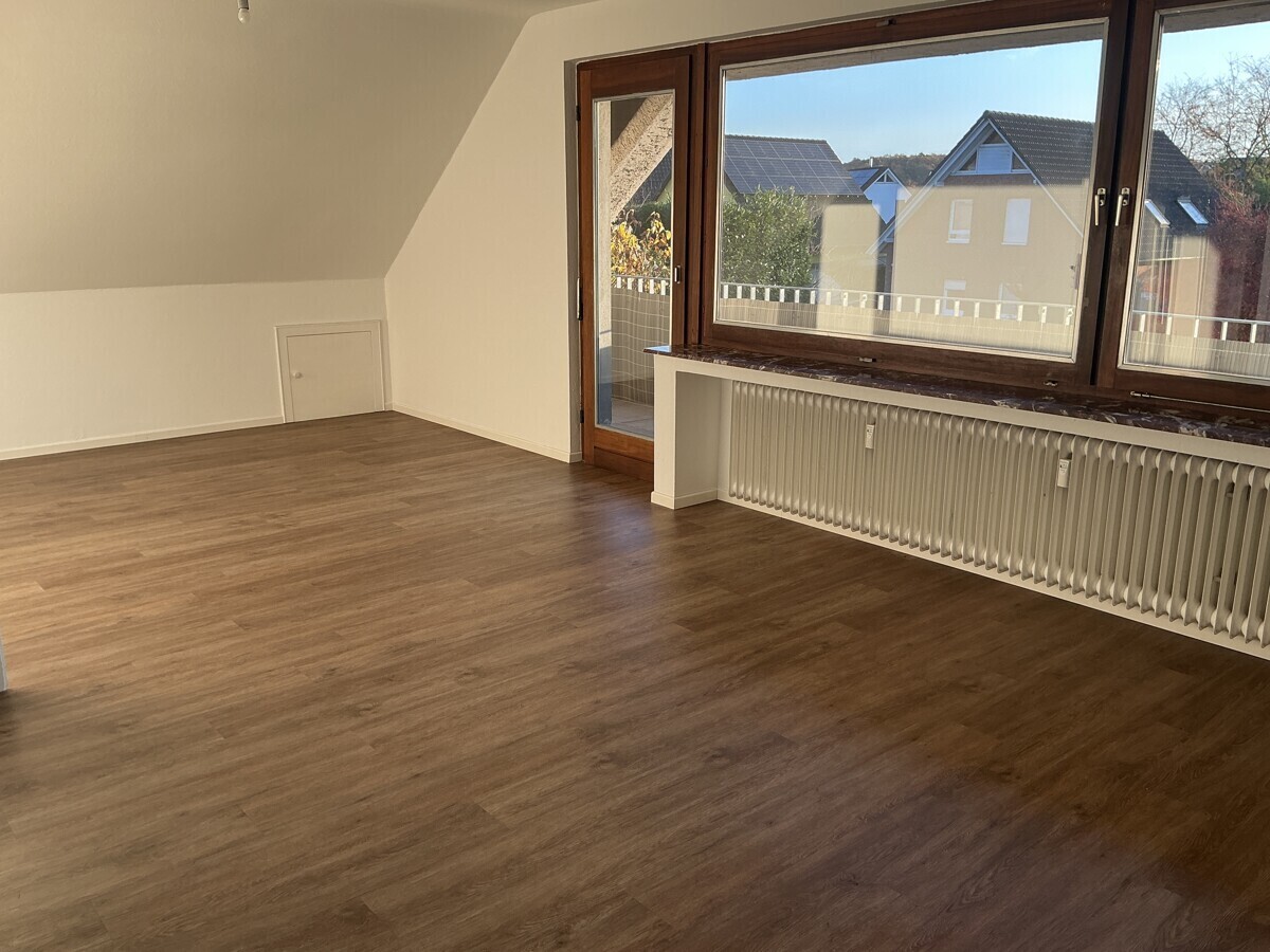 Wohnzimmer mit ZugangzumBalkon