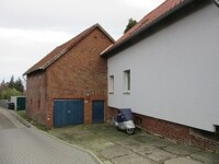 Anbau und Garage im Hintergrund