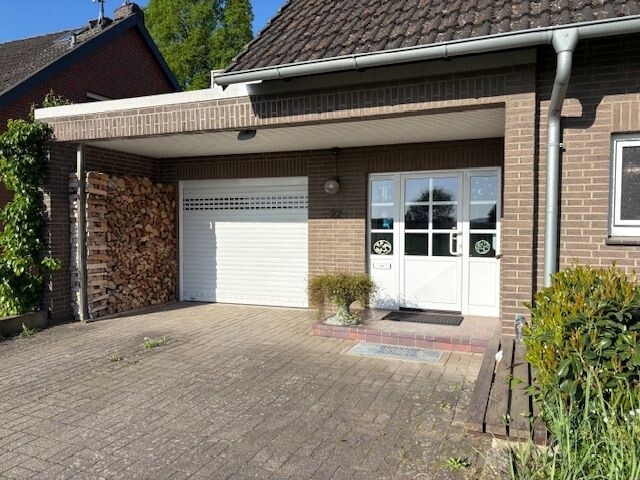 Eingangsbereich mit Garage