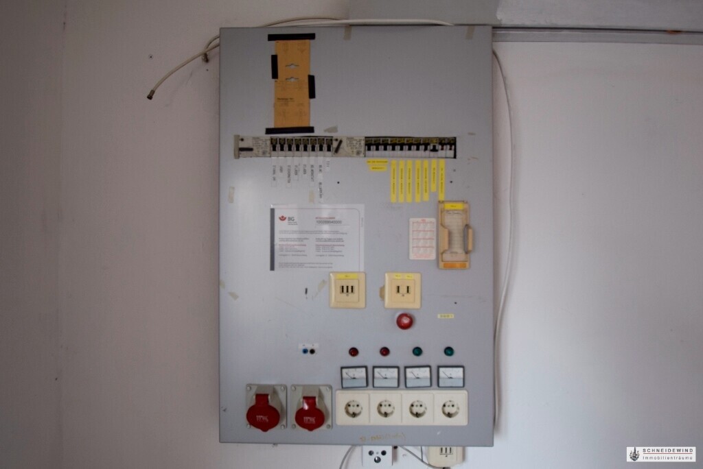Sicherungsanlage mit Starkstromanschlüssen