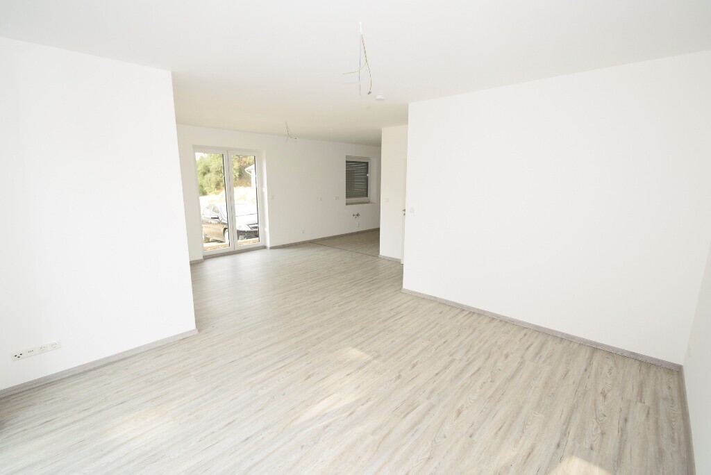 Das Wohnzimmer ist durch die großen Fensterelemente schön hell