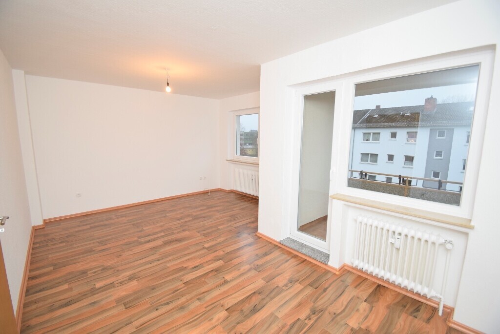 Wohnzimmer mit Zugang zum Balkon