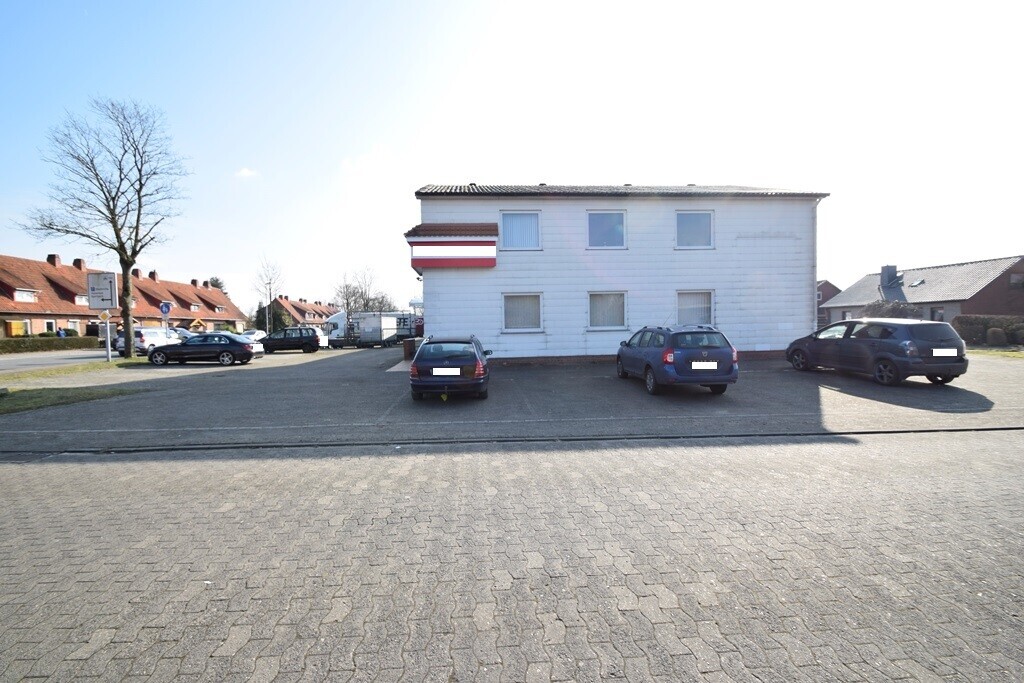 Parkplätze vor dem Gebäude