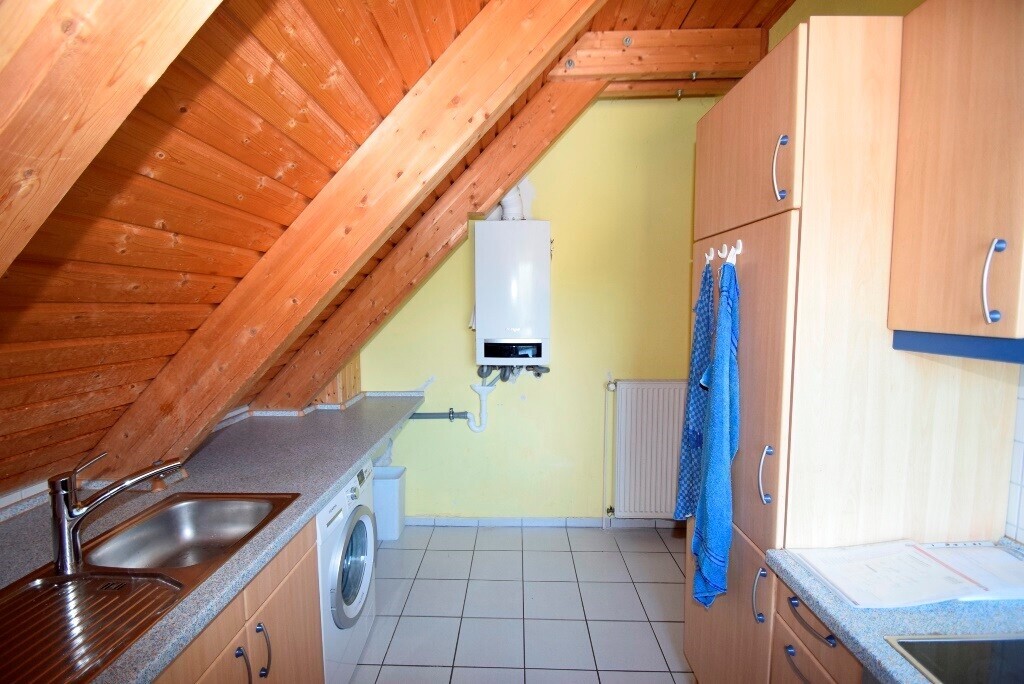11. Einbauküche mit Kühlschrank, Spüle, Backofen mit Ceranfeld, Umlufthaube+Waschmaschinenanschluss