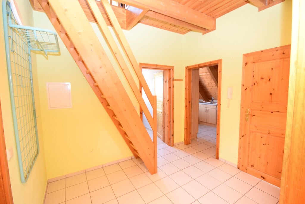 9. Flur mit Holztreppe ins Dachgeschoss