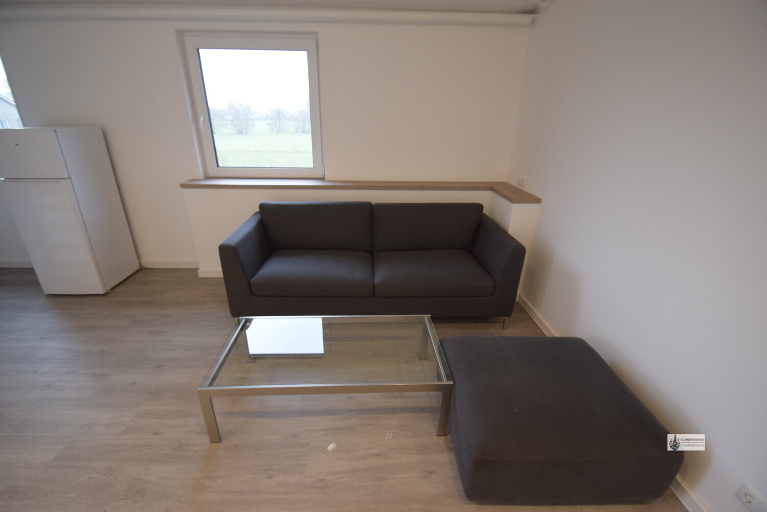 Sofa und Tisch sind möbliert