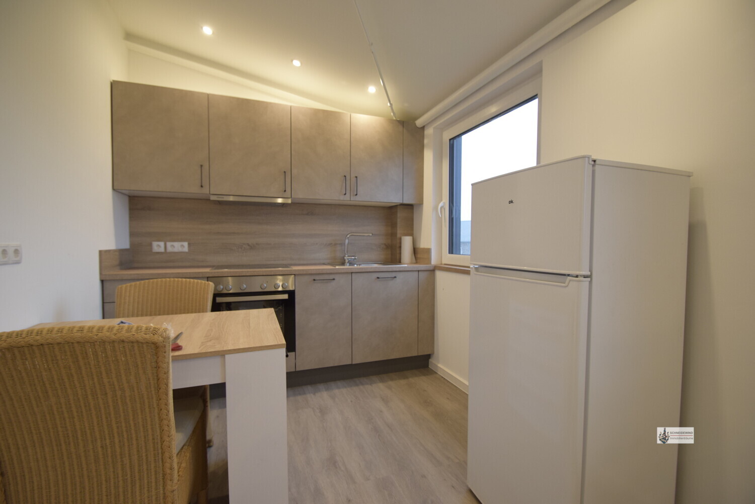 _EBK mit Esstisch und Kühlschrank