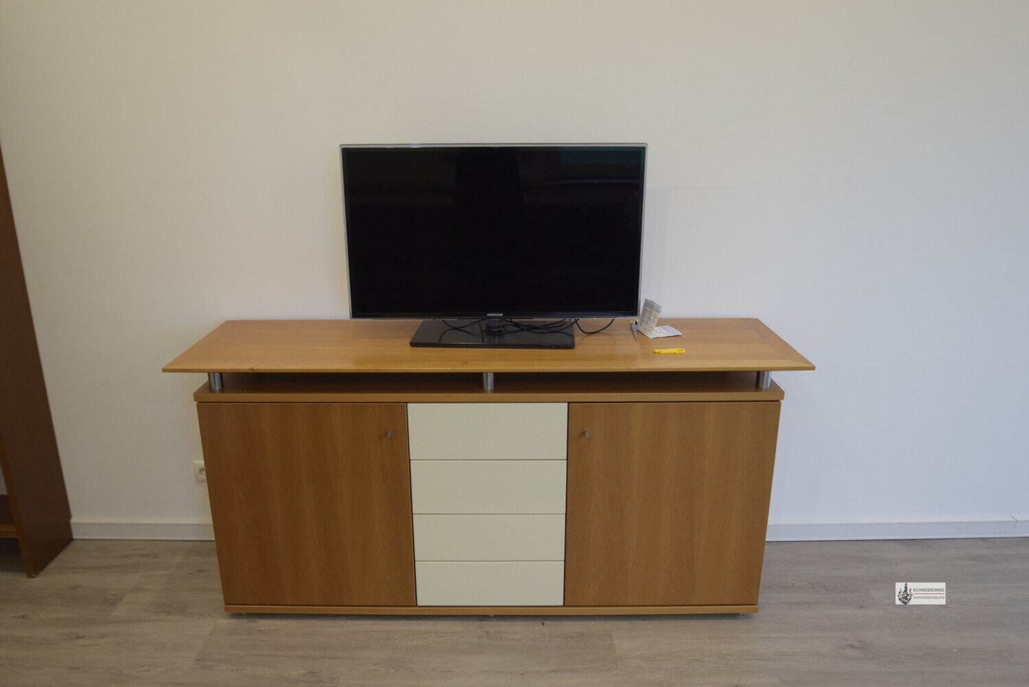 Sidebord mit Fernseher
