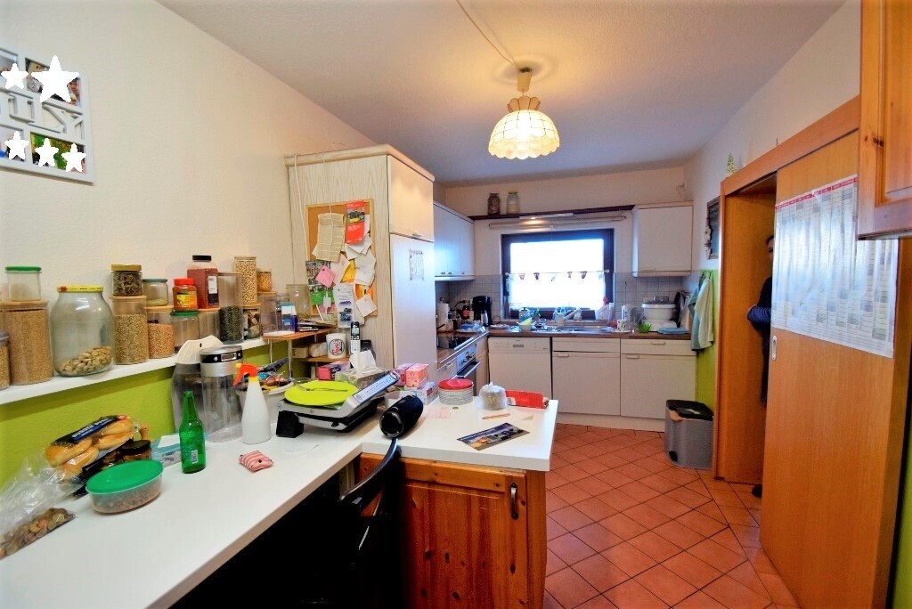 Küche mit Einbaumöbeln und -geräten