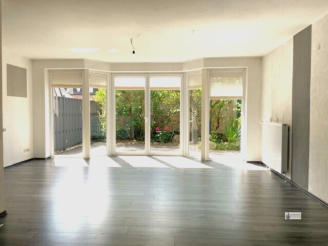 Wohnzimmer mit Blick zur Terrasse