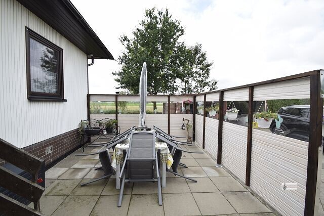 Windgeschützte Terrasse neben dem Haupteingang