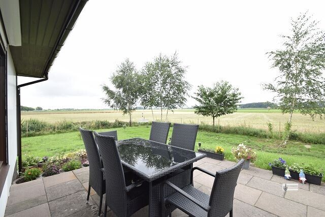 Große Terrasse mit freiem Blick über den Acker