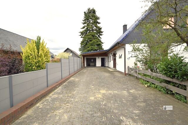 Hofeinfahrt mit mehreren Stellplätzen, Carport und Garage