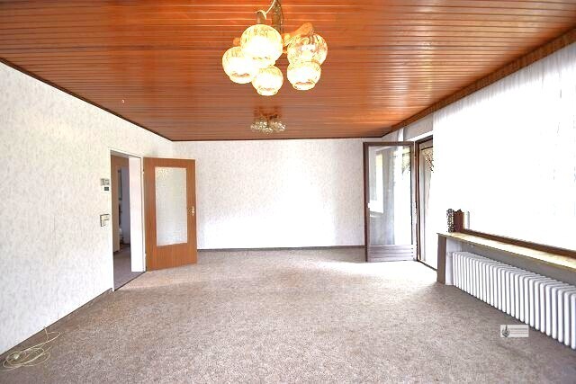 Wohnzimmer mit Holzdecke