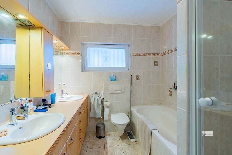 Badezimmer im EG mit Dusche und Badewanne