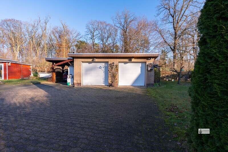 Doppelgarage vor der Waldkulisse