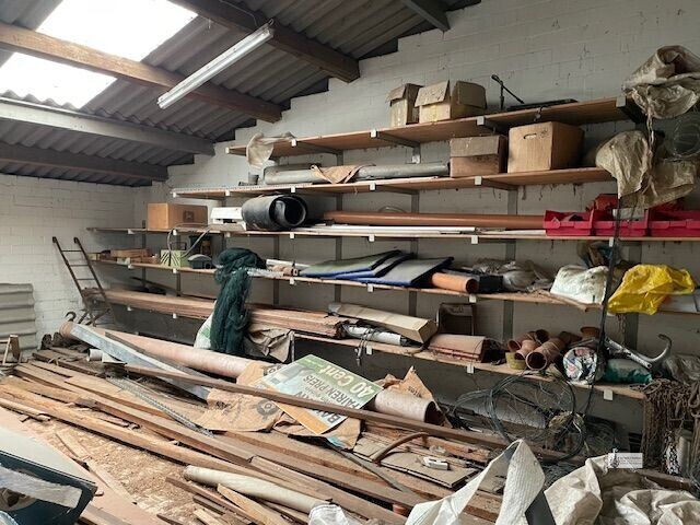 Oberer Lagerraum mit Regalsystem