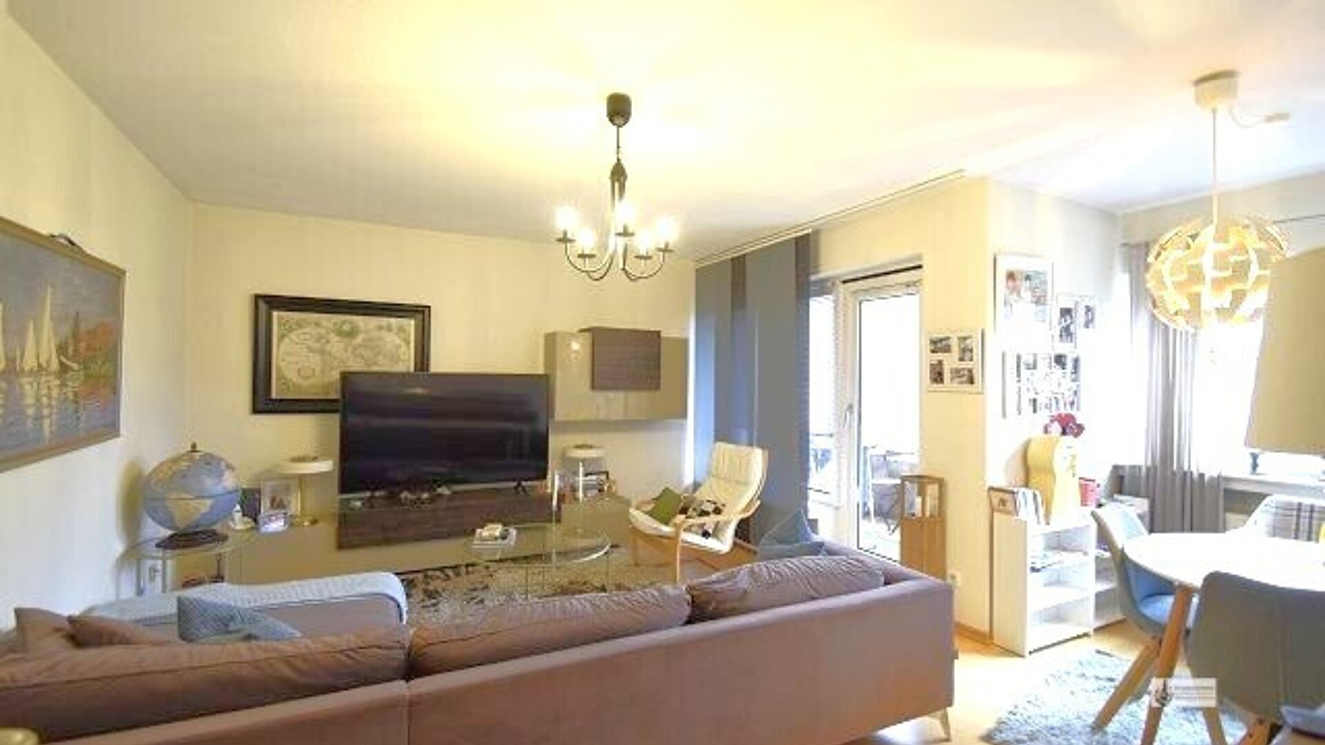 Wohnzimmer mit Balkontür