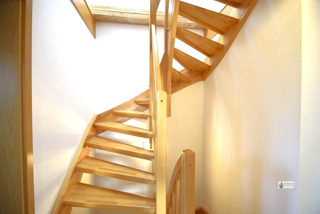 Massive Holztreppe ins DG