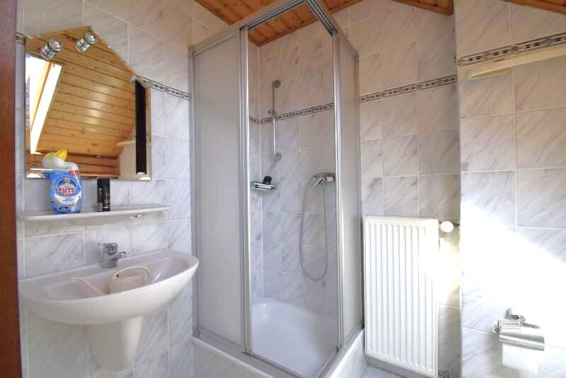 Bad mit Dusche und Toilette im DG