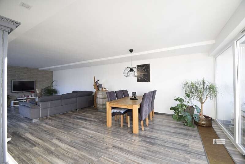 8 Blick ins Wohnzimmer