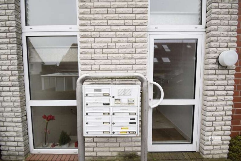 Haustür mit Klingel- und Briefkastenanlage