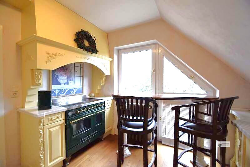 Esstheke vor dem großen Herd