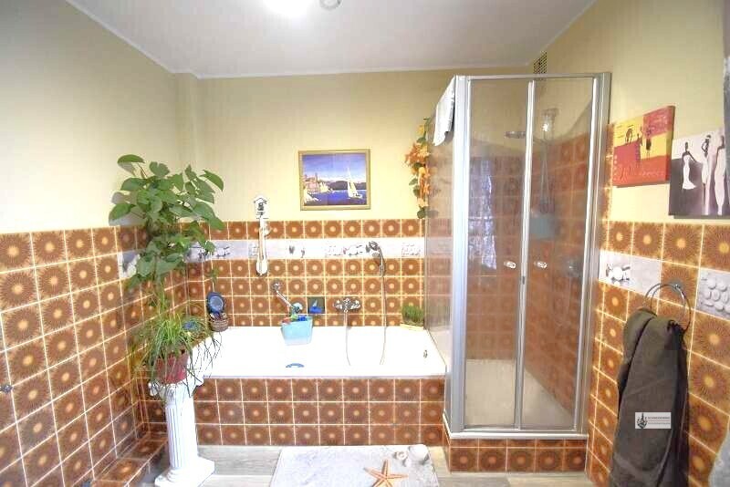 Bad mit Dusche und Badewanne
