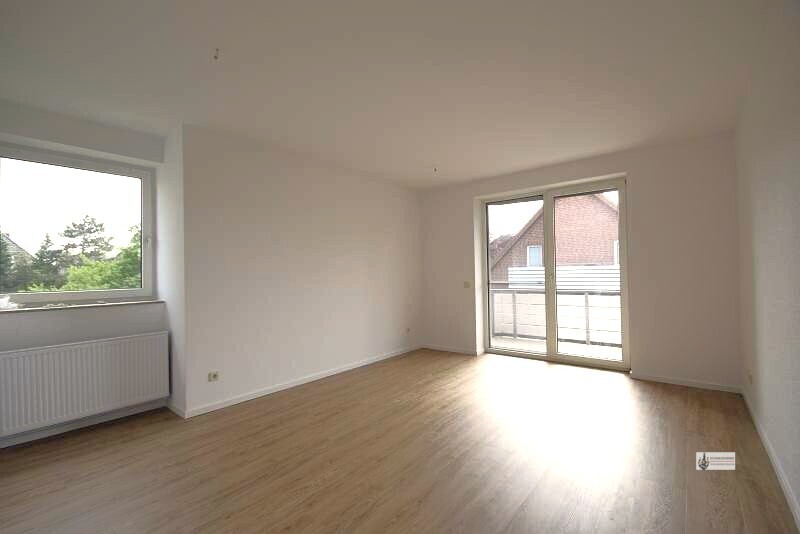 Blick ins Wohnzimmer mit Balkontür