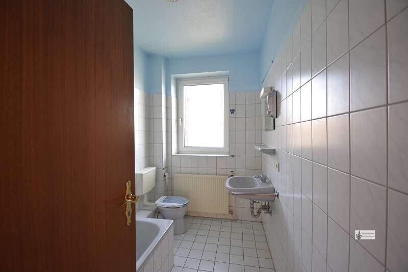 Badezimmer mit Duschwanne, Faltwand und Fenster