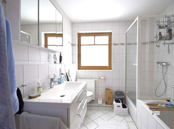 17 Bad mit Dusche und Badewanne + großem Waschtisch