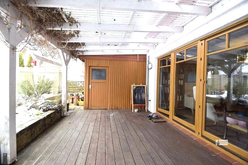 24 überdachte Terrasse