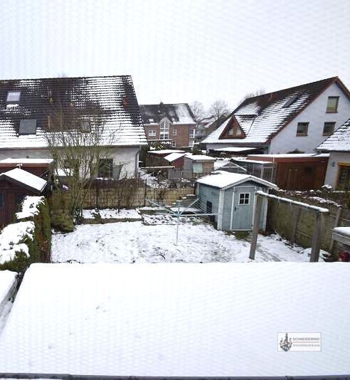 23 Blick in den Garten mit Holzhütte
