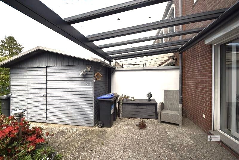  Holzhäuschen mit Strom vor der Terrasse