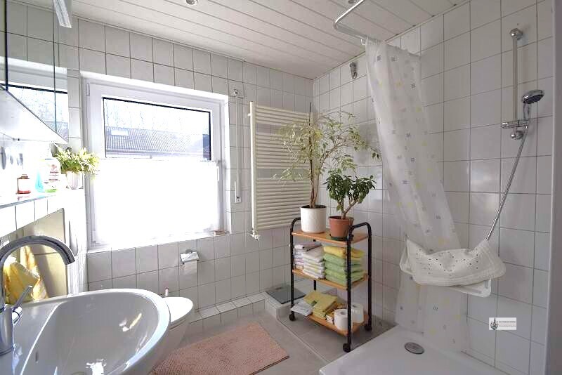Bad mit Dusche und Fenster