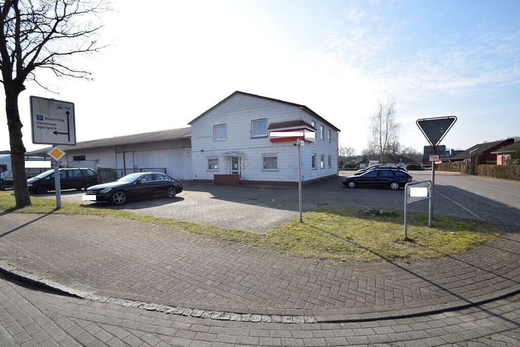 Durchfahrtsstraße am Bürokomplex