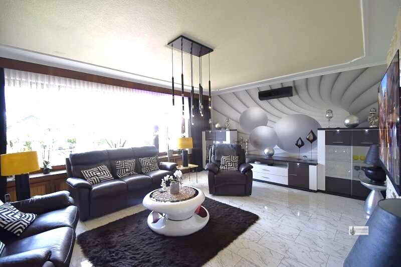 Wohnzimmer mit großer Panoramascheibe