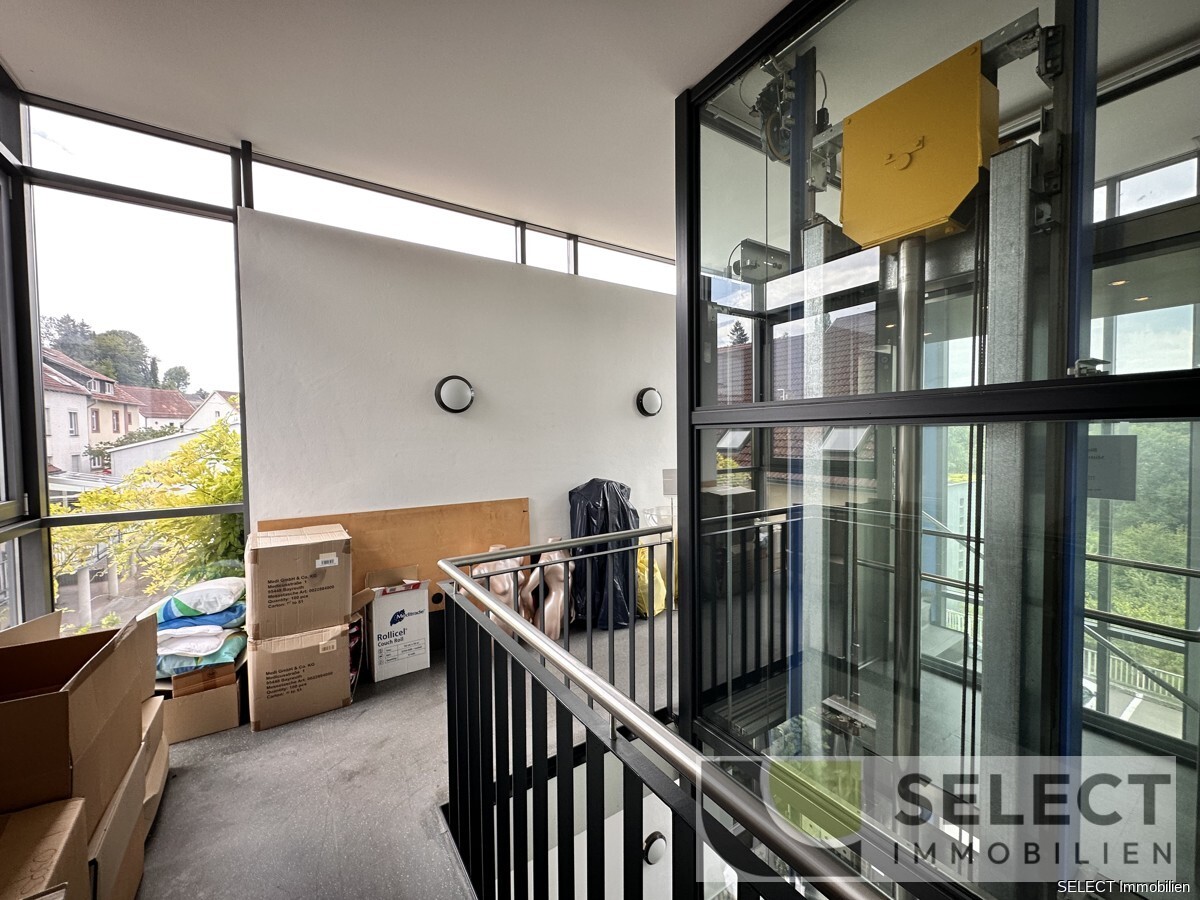 Treppenhaus mit Fahrstuhl